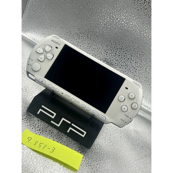psp 3000 white w/accessories - Picture 11 of 11